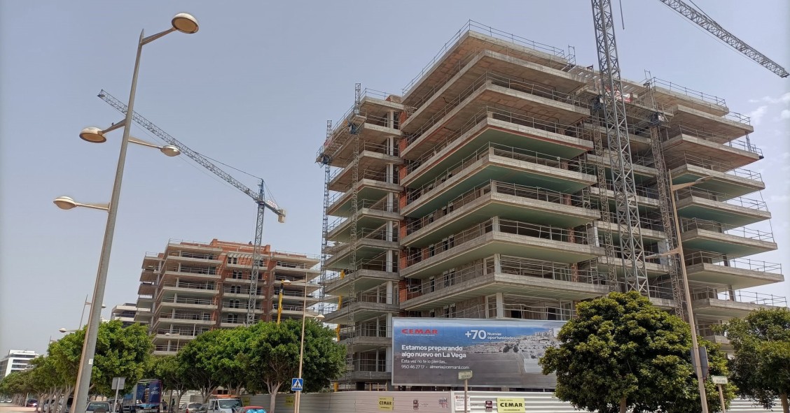 Archivo - Construcción de viviendas.