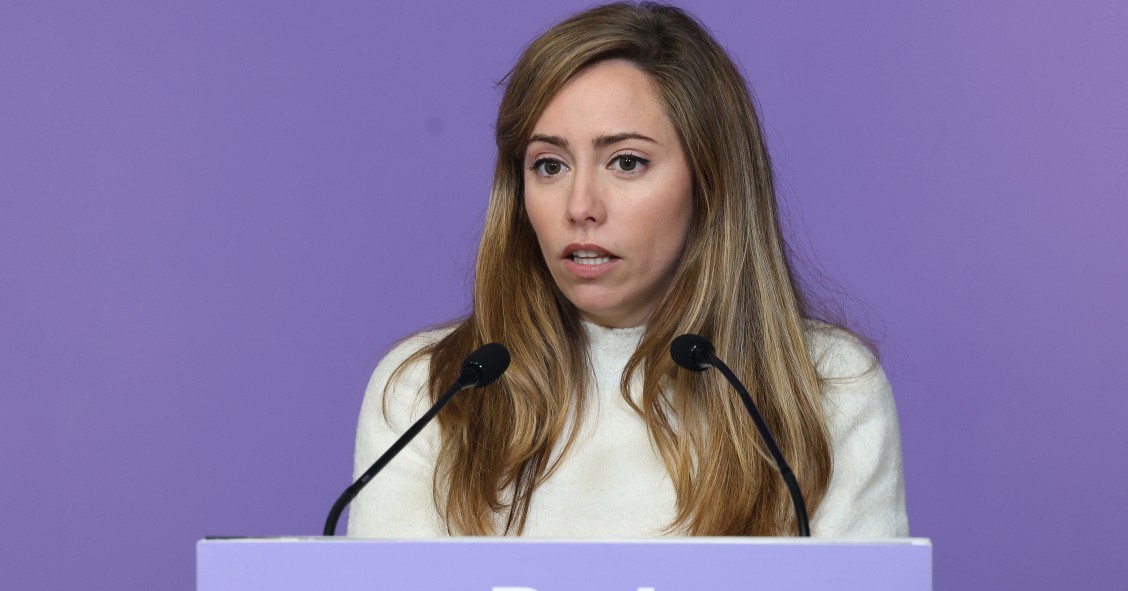 La secretaria de discurso, acción institucional y portavoz adjunta de Podemos, María Teresa Pérez, ofrece una rueda de prensa, en la sede del Partido, a 15 de enero de 2024, en Madrid (España).