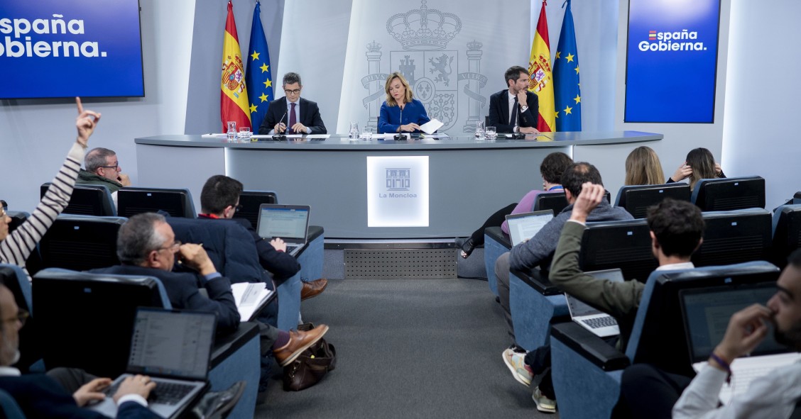 El ministro de la Presidencia, Justicia y Relaciones con las Cortes, Félix Bolaños; la ministra portavoz, Pilar Alegría, y el ministro de Cultura, Ernest Urtasun, este martes en la rueda de prensa del Consejo de Ministros.