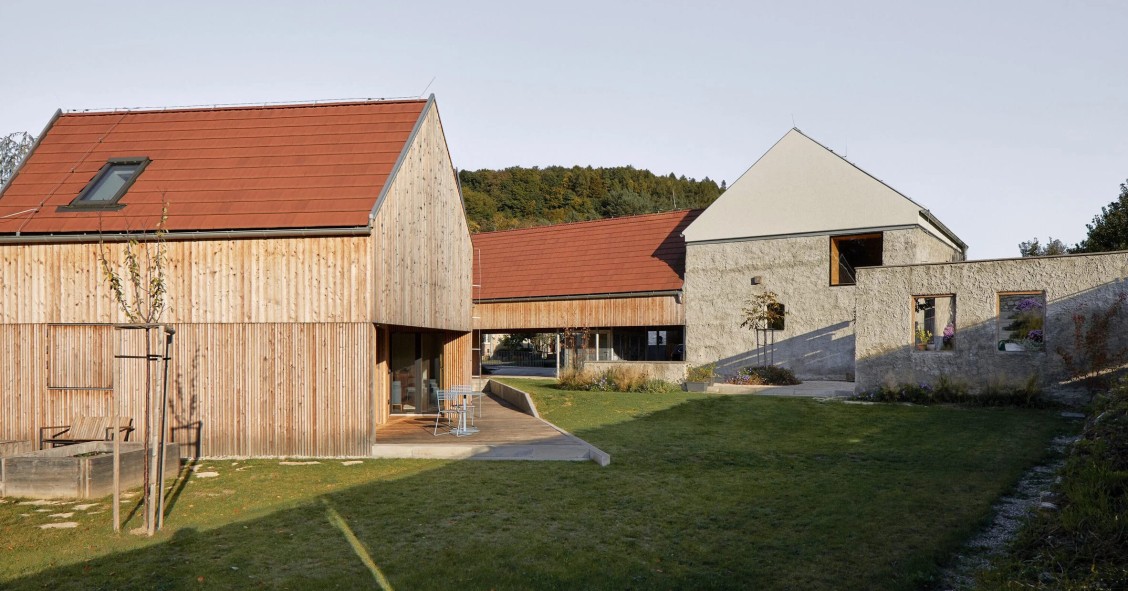 El proyecto Nueva Casa con Antiguo Molino es un conjunto rehabilitado de una antigua estructura molinera y una granja.