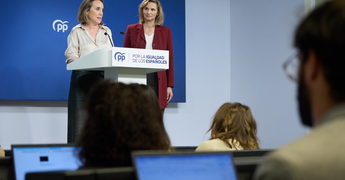 La secretaria general del PP, Cuca Gamarra (i), y la vicesecretaria de Desarrollo Sostenible del PP, Paloma Martín (d), durante una rueda de prensa, en la sede del Partido Popular, a 18 de abril de 2024, en Madrid (España).