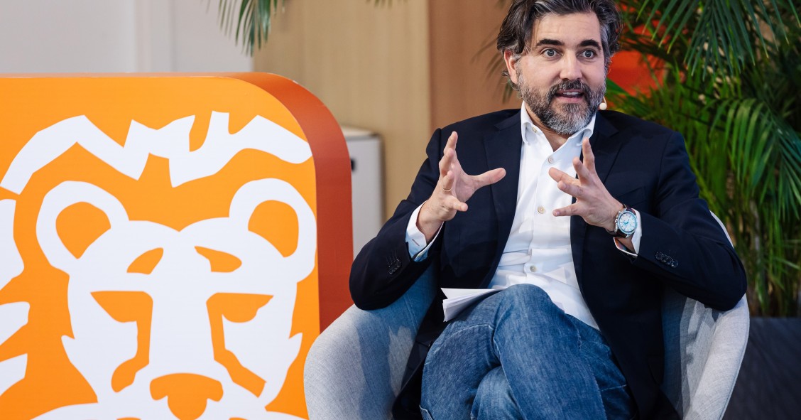 El CEO de ING, Ignacio Juliá, durante una mesa redonda, en la sede de ING, a 23 de abril de 2024, en Madrid (España). 