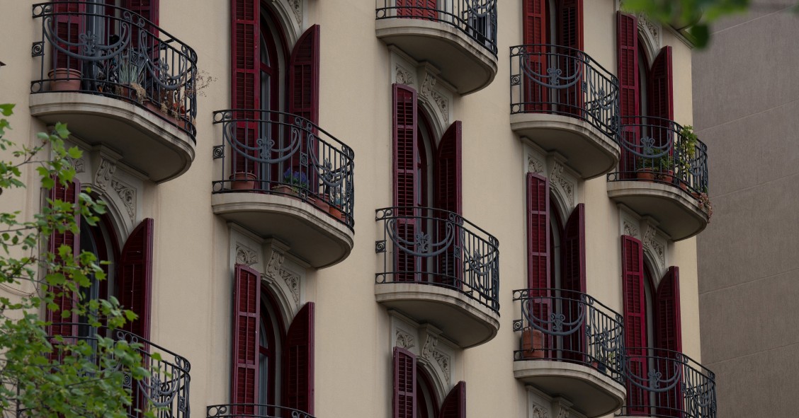 Archivo - Fachada de un edificio, a 25 de abril de 2023, en Barcelona, Catalunya (España). 