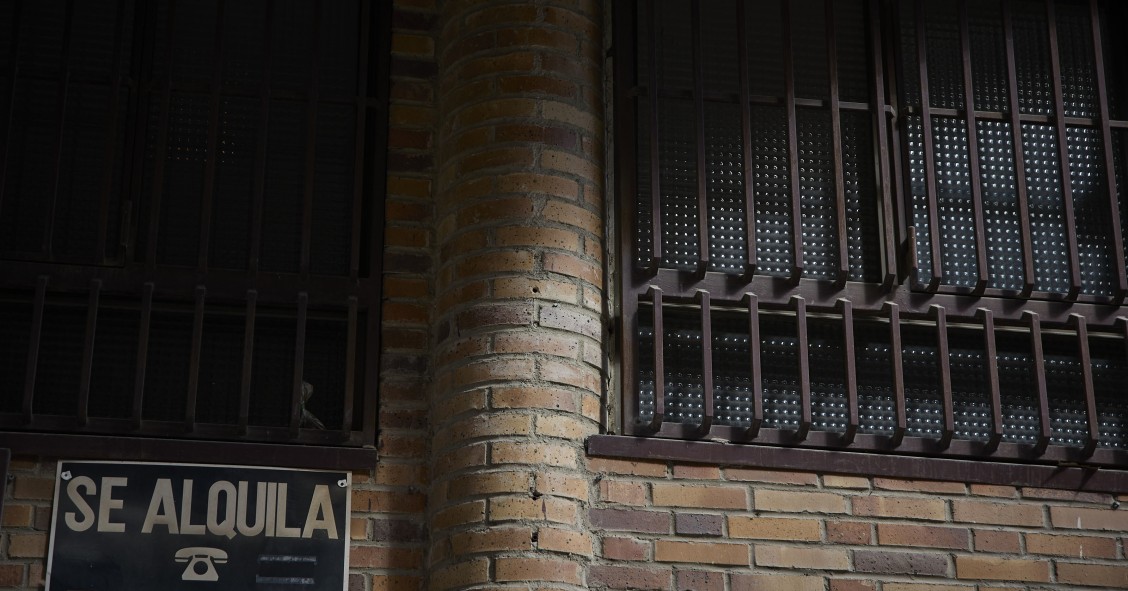 Archivo - Carteles de se alquila en el barrio de Almagro en Madrid (España).