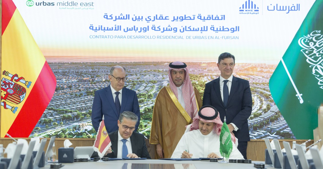 El consejero ejecutivo de Urbas, Adolfo Guerrero y el consejero delegado de la NHC, Mohammed bin Saleh Albuty, entre otros