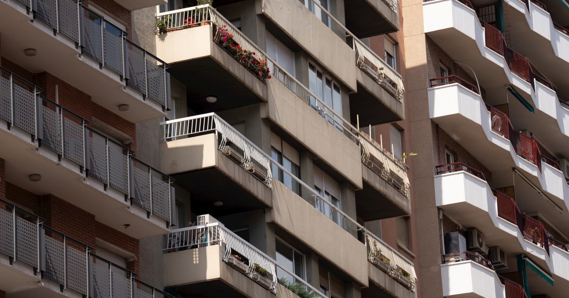  Foto de archivo de la fachada de un edificio en Barcelona, Catalunya (España).