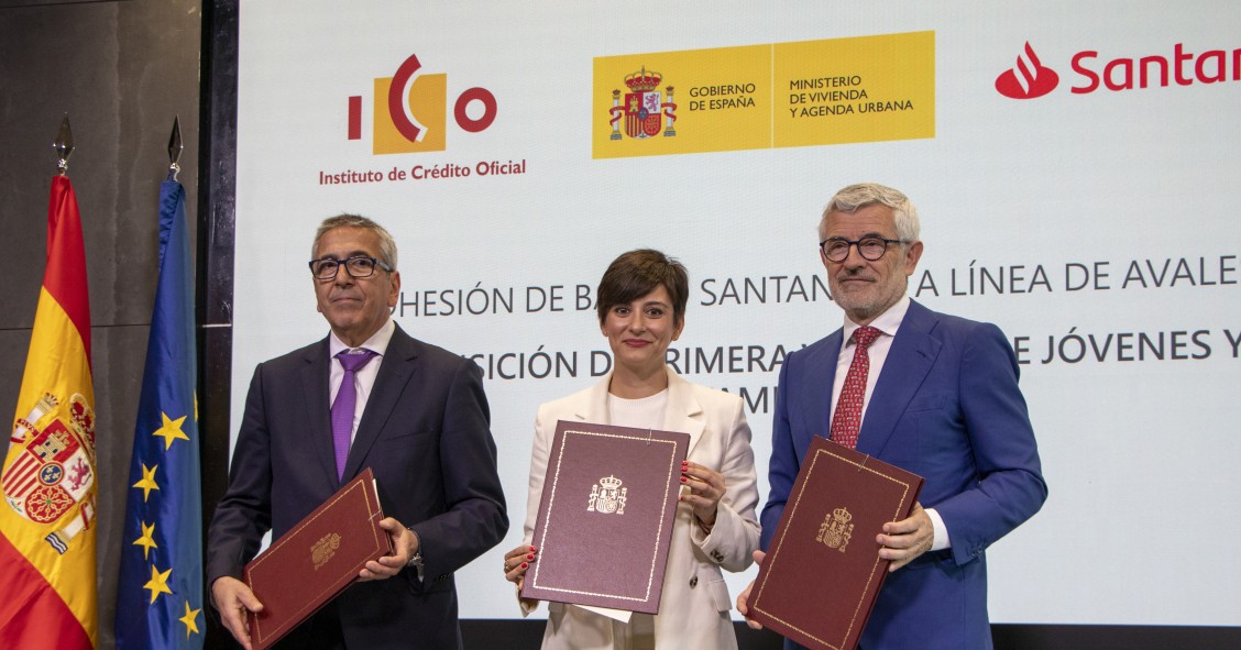 (I-D): El Presidente Del ICO, José Carlos García De Quevedo, La Ministra De Vivienda Y Agenda Urbana, Isabel Rodríguez Y El Consejero Delegado De Santander España, Ángel Rivera.