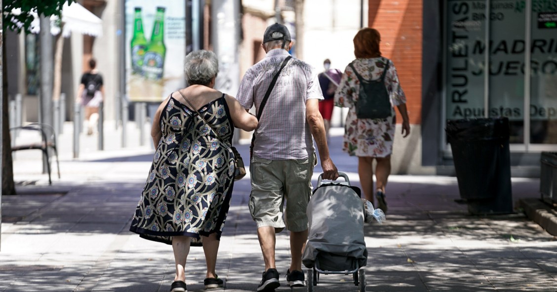 Archivo - Foto de archivo de una pareja de ancianos que camina por la calle con un carro de compra.