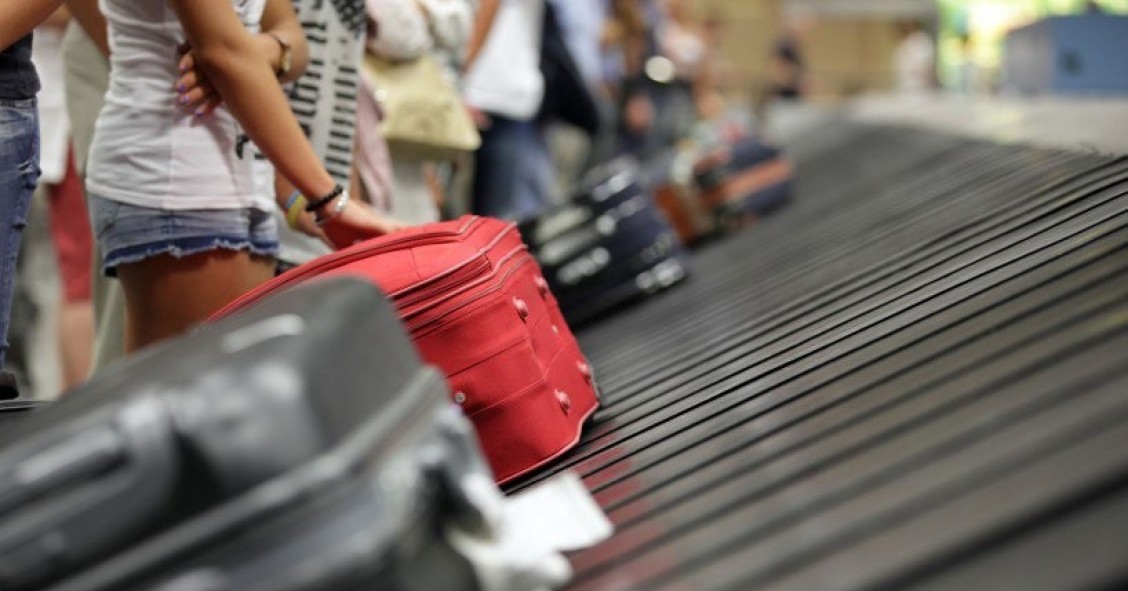 Archivo - Imagen de turistas en el aeropuerto.