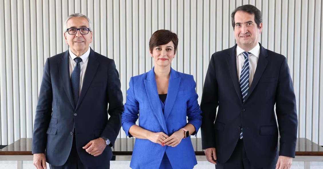 El presidente del Instituto de Crédito Oficial (ICO), José Carlos García de Quevedo (izquierda), la ministra de Vivienda y Agenda Urbana, Isabel Rodríguez, y el ‘country manager’ de BBVA en España, Peio Belausteguigoitia