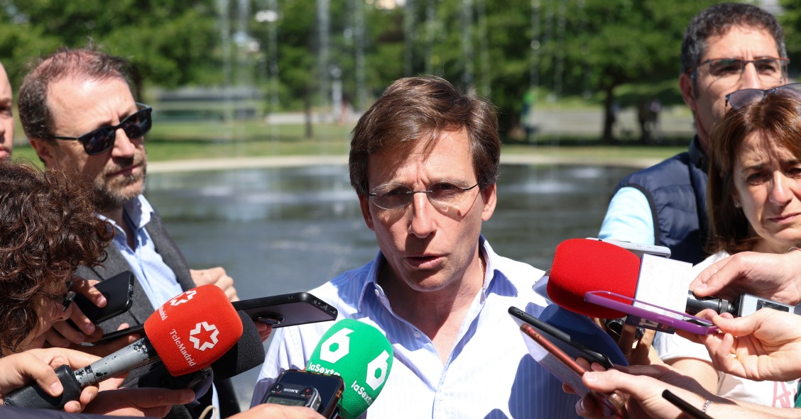 El alcalde de Madrid, José Luis Martínez-Almeida, atiende a medios durante una visita a la playa de Madrid Río