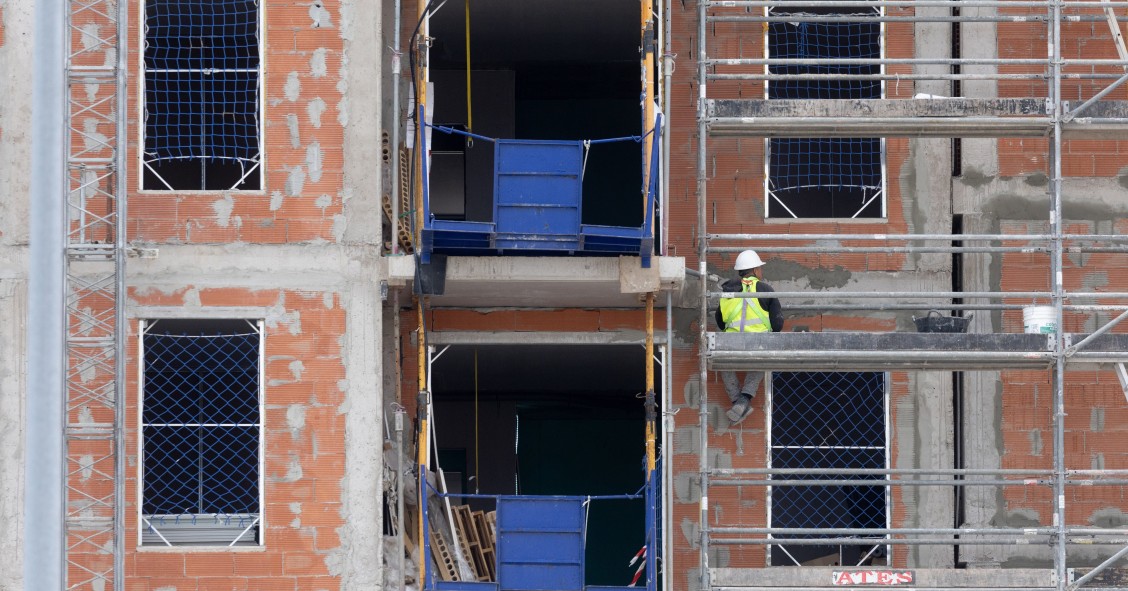Un obrero trabaja en las obras de un bloque de viviendas