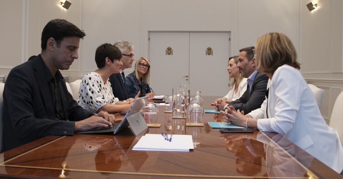 La ministra de Vivienda y Agenda Urbana, Isabel Rodríguez, durante una reunión con el presidente de la Federación Nacional de Asociaciones Inmobiliarias (FAI), José María Alfaro. En Madrid, a 18 de junio de 2024.