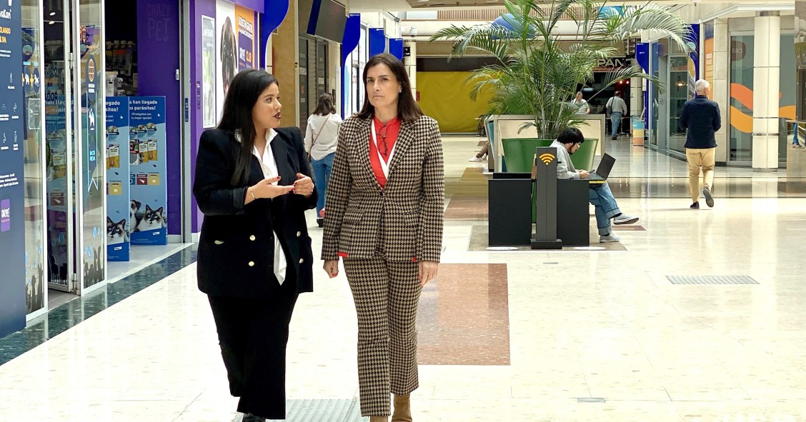 La alcaldesa de Santander, Gema Igual, y la gerente del Centro Comercial Peñacastillo, Bárbara Sánchez de la Llama