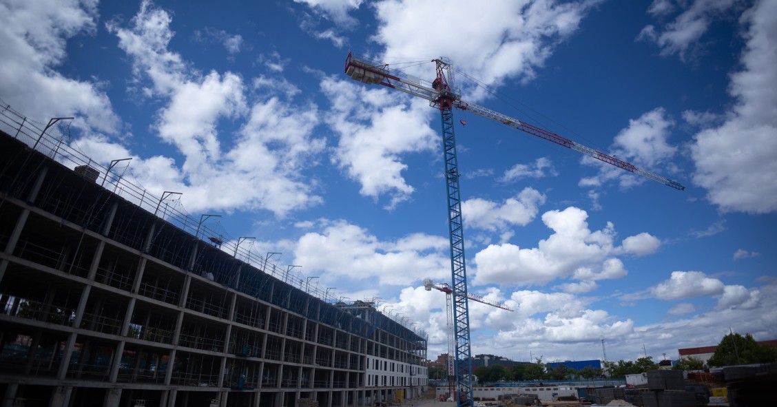 Archivo - Obras en bloques de viviendas, a 17 de mayo de 2024, en Madrid (España). 