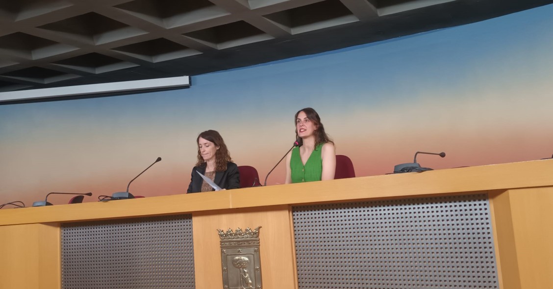 La portavoz de Más Madrid, Rita Maestre, acompañada por la portavoz en Hacienda, Sara Ladra