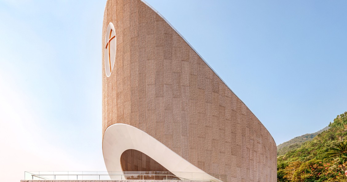 La iglesia de la Montaña de Julong está situada cerca de Quanzhou, China, bajo diseño del estudio de arquitectura Inuce.