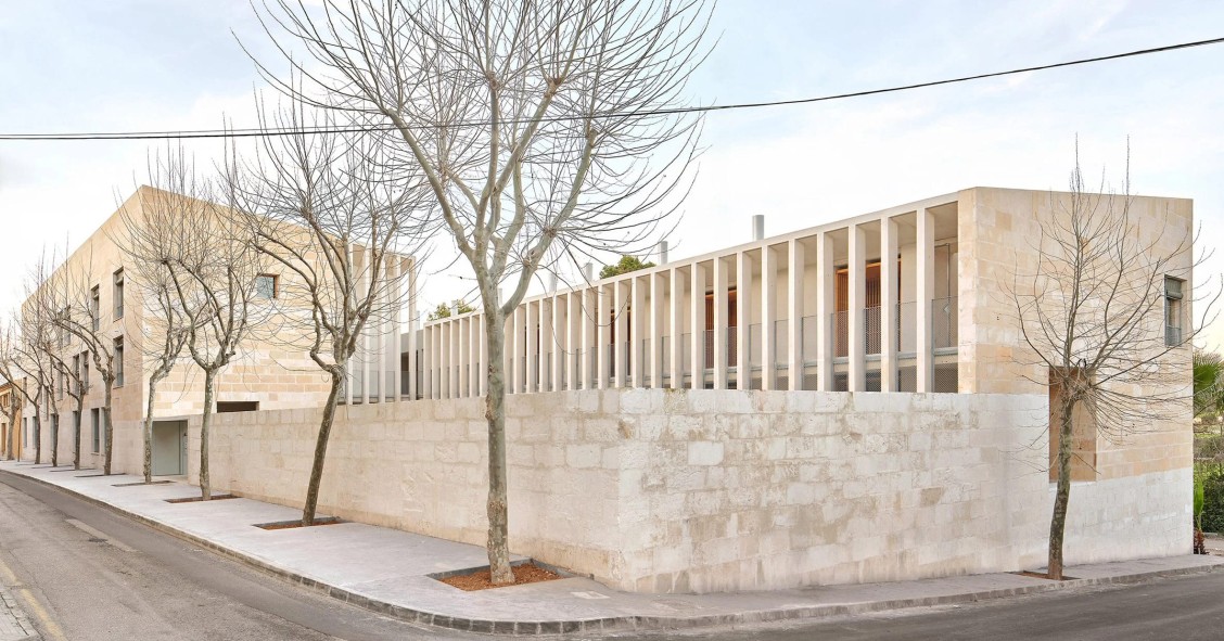 El proyecto Living in Lime ha sido diseñado por Peris+Toral Arquitectes. Está situado en Son Servera y refleja la arquitectura tradicional mallorquina.