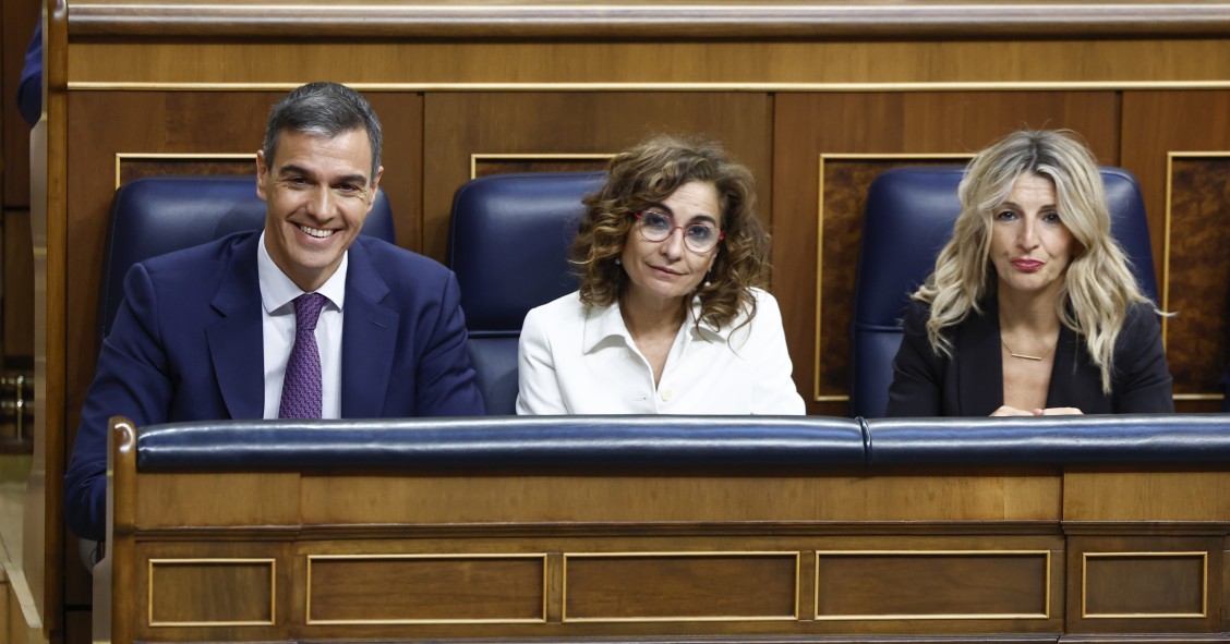El presidente del Gobierno, Pedro Sánchez, junto a las vicepresidentas María Jesús Montero y Yolanda Díaz en el Congreso de los Diputados
