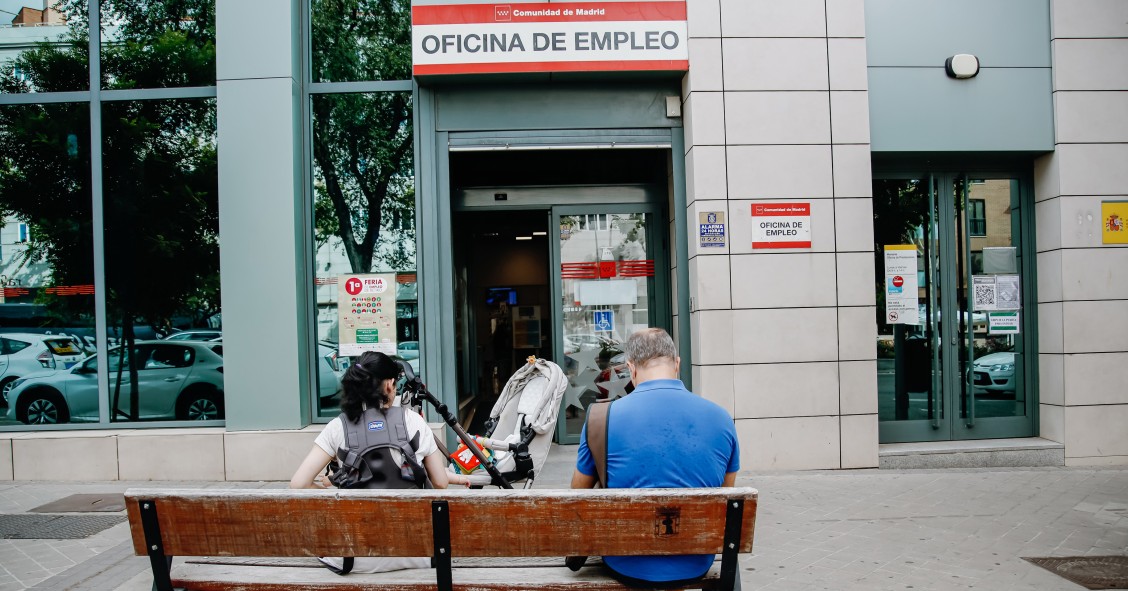 Archivo - Dos personas esperan fuera de una oficina de empleo de Madrid 