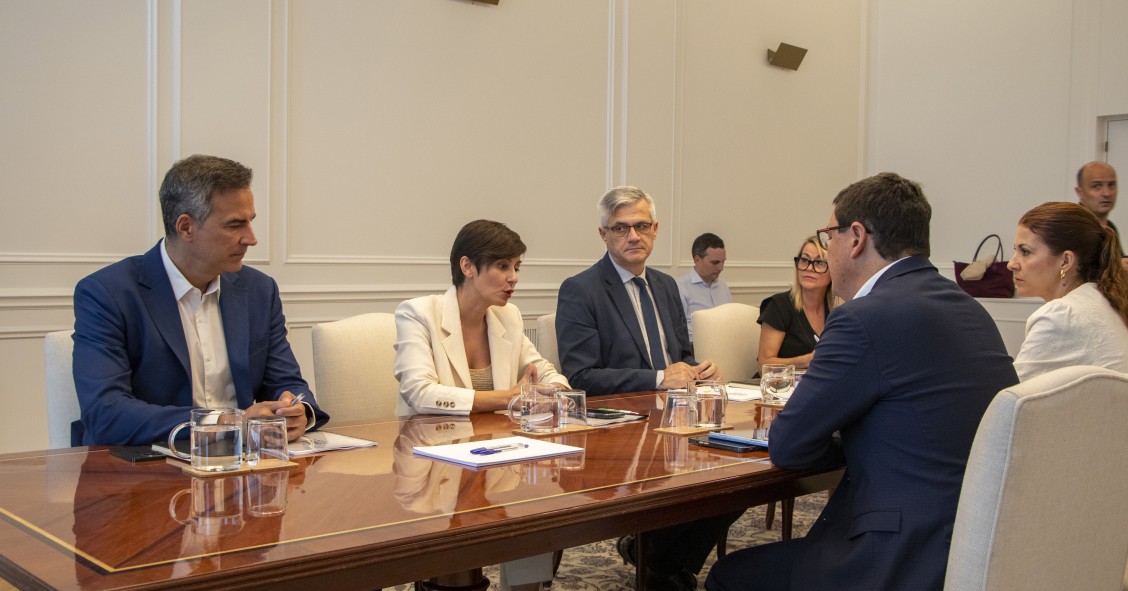 La ministra de Vivienda y Agenda Urbana, Isabel Rodríguez, en una reunión con el consejero de Obras Públicas, Vivienda y Movilidad del Gobierno de Canarias, Pablo Rodríguez Valido, este martes en Madrid.