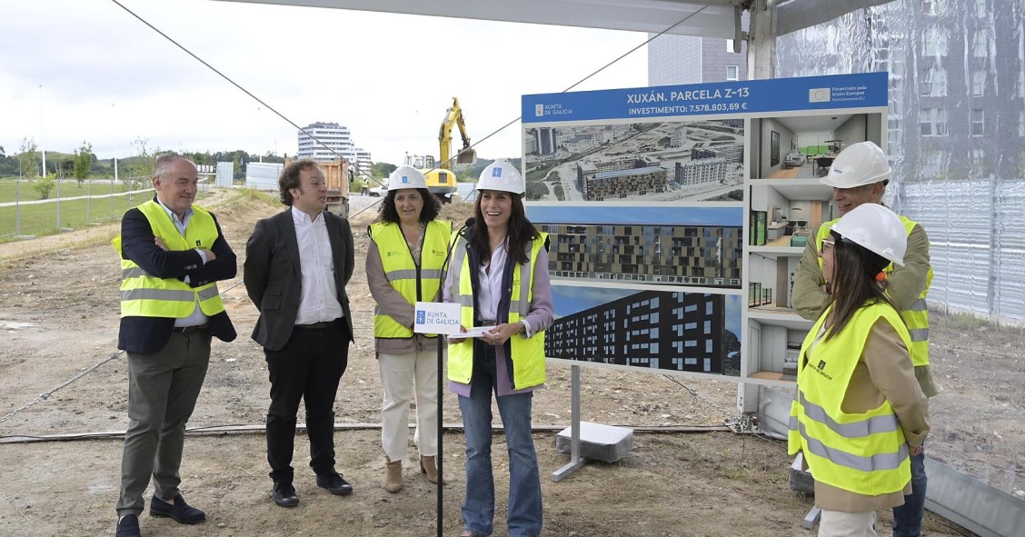 La conselleira de Vivenda e Planificación de Infraestruturas, María Martínez Allegue, junto a la delegada de la Xunta en A Coruña, Belén do Campo, en el acto de inicio de las obras de construcción de 40 viviendas en el barrio coruñés de Xuxán