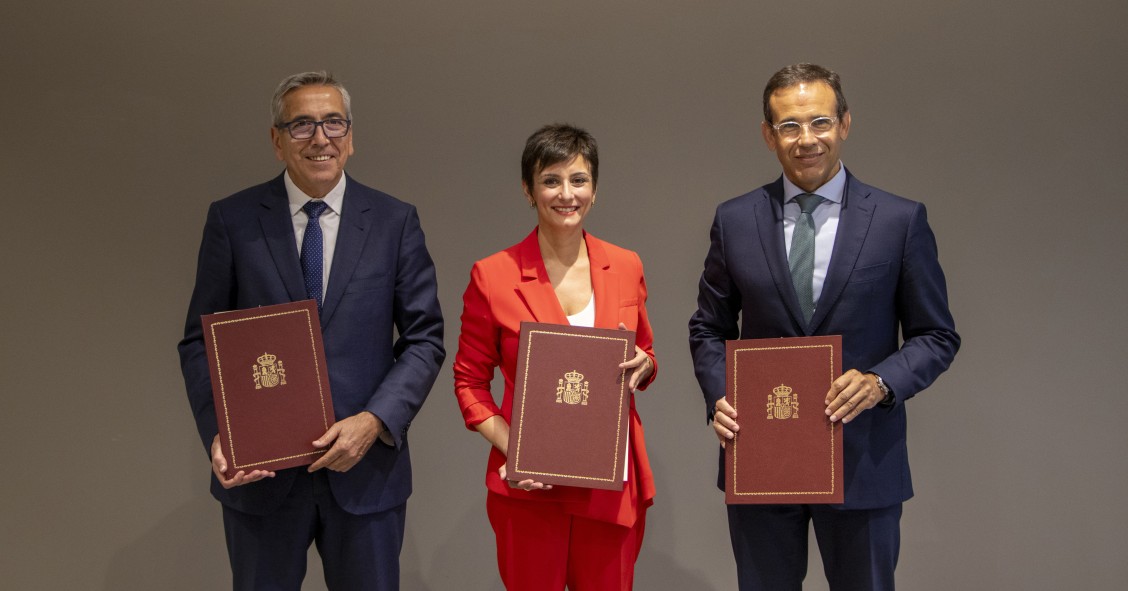 El ministerio de Vivienda y Agenda Urbana, Isabel Rodríguez, firma el convenio entre el ICO y CaixaBank por el que la entidad financiera se adhiere a la línea de avales para la adquisición de primera vivienda de jóvenes y familias con menores a cargo.
