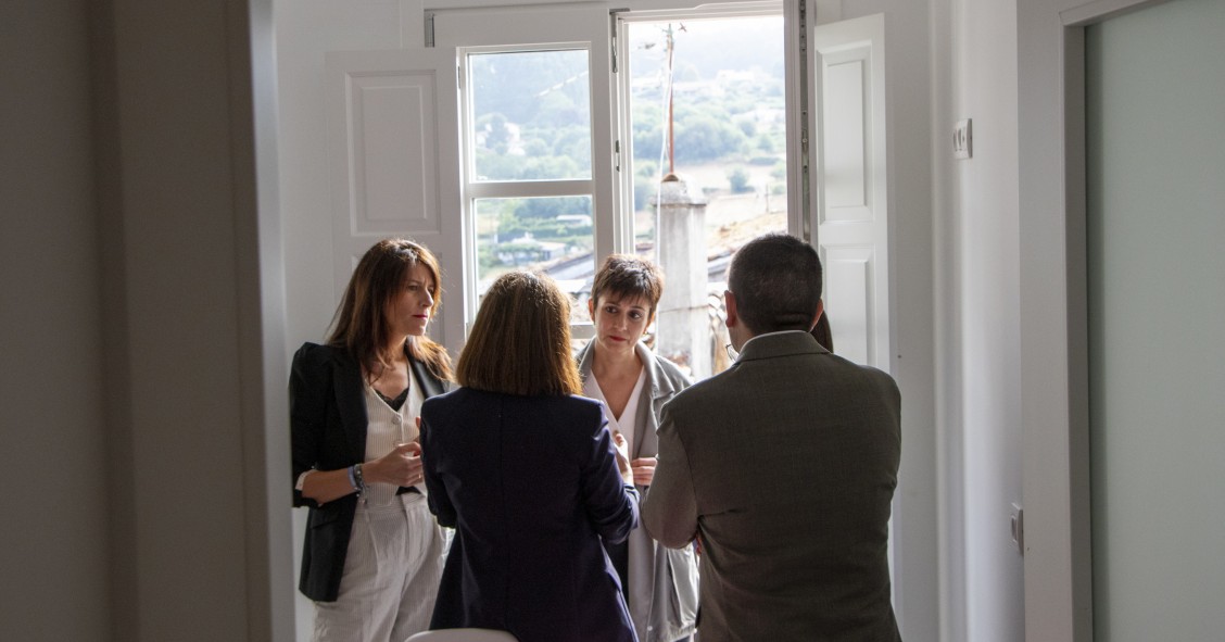 La ministra de Vivienda y Agenda Urbana, Isabel Rodríguez, y la conselleira de Vivenda e Planificación de Infraestruturas, María Martínez Allegue, visitan Betanzos (A Coruña).