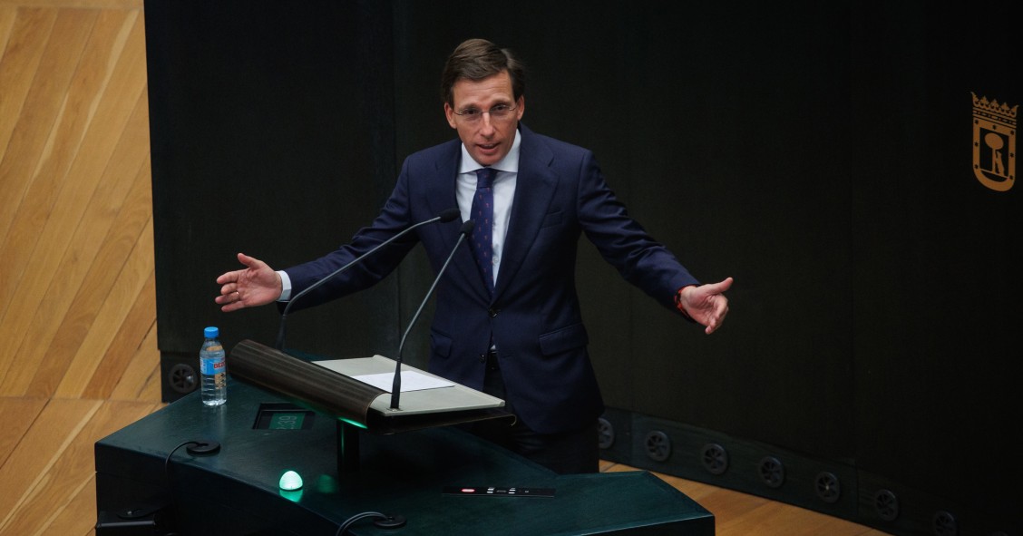 El alcalde de Madrid, José Luis Martínez-Almeida, interviene durante un pleno en el Ayuntamiento de Madrid 