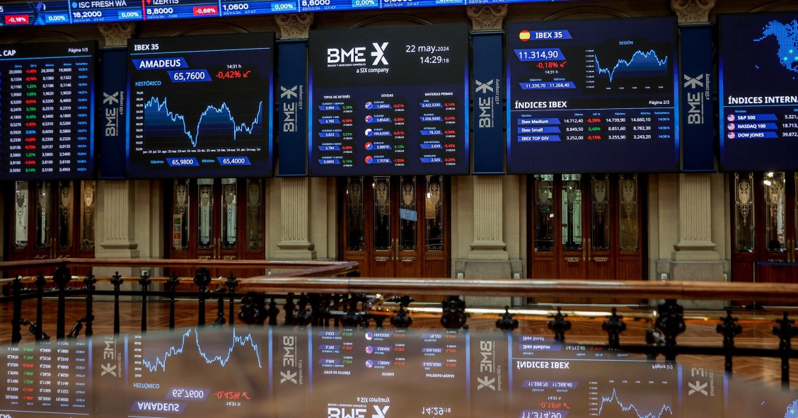 Archivo - Un panel del Ibex 35, en el Palacio de la Bolsa, a 22 de mayo de 2024, en Madrid (España). 
