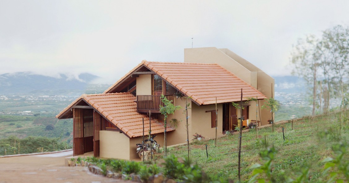 El estudio de arquitectura K59 Atelier ha diseñado la Di Linh House en Di Linh (Vietnam) mediante estructuras ligeras. 