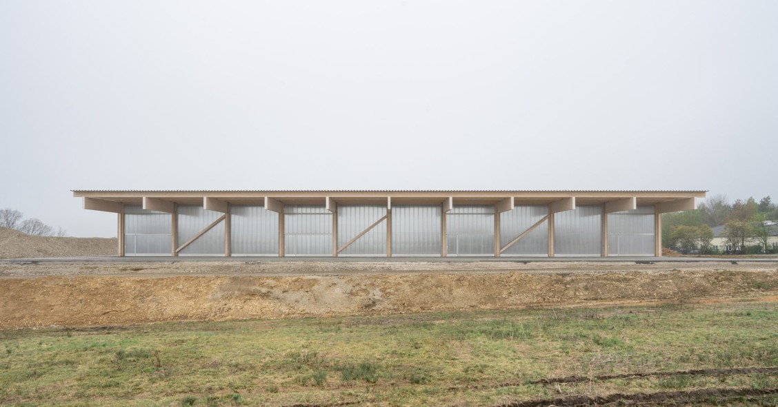 El almacén Halle S 46, situado cerca de la ciudad de Altenkirchen (Alemania) ha sido diseñado por el estudio de arquitectura Aretz Dürr Architektur.