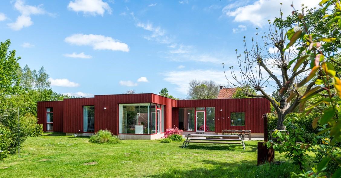 Charlotte es el proyecto con el que el estudio Madam Architectuur ha ampliado y rediseñado un bungalow de los años 90.
