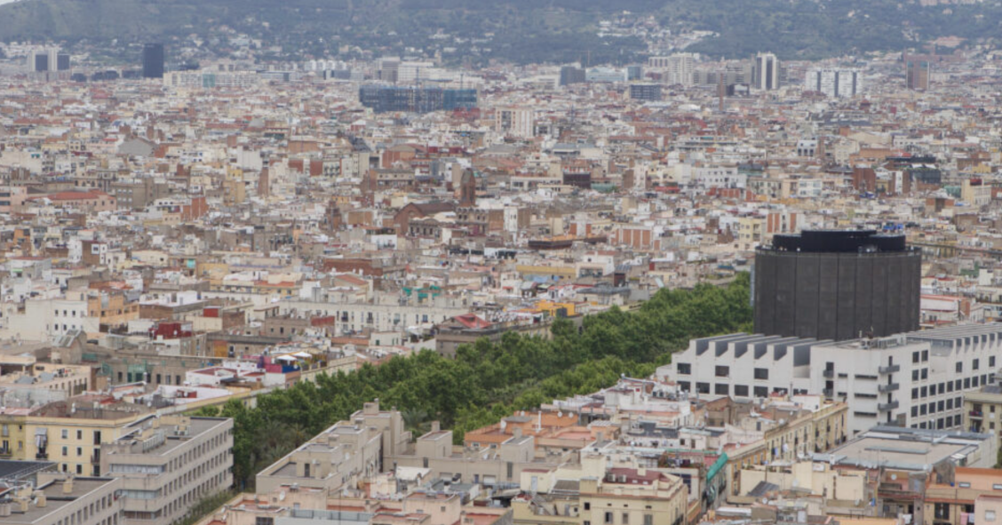 Collboni se estrena con el tanteo y retracto: invierte 2,4 millones en un edificio del Raval 