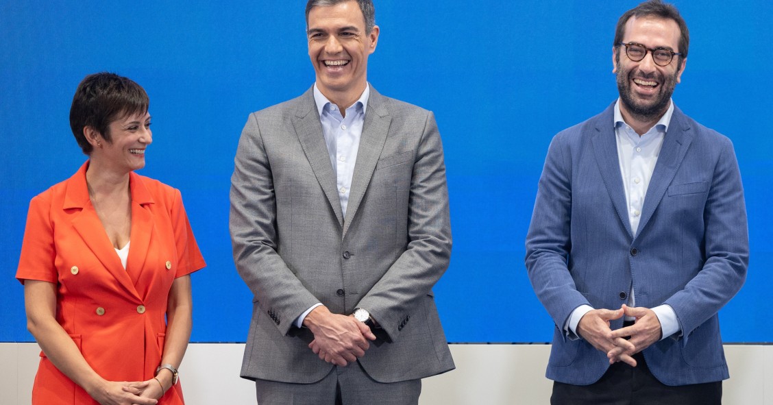(I-d) La ministra de Vivienda y Agenda Urbana, Isabel Rodríguez; el presidente del Gobierno, Pedro Sánchez, y el ministro de Economía, Comercio y Empresas, Carlos Cuerpo. 