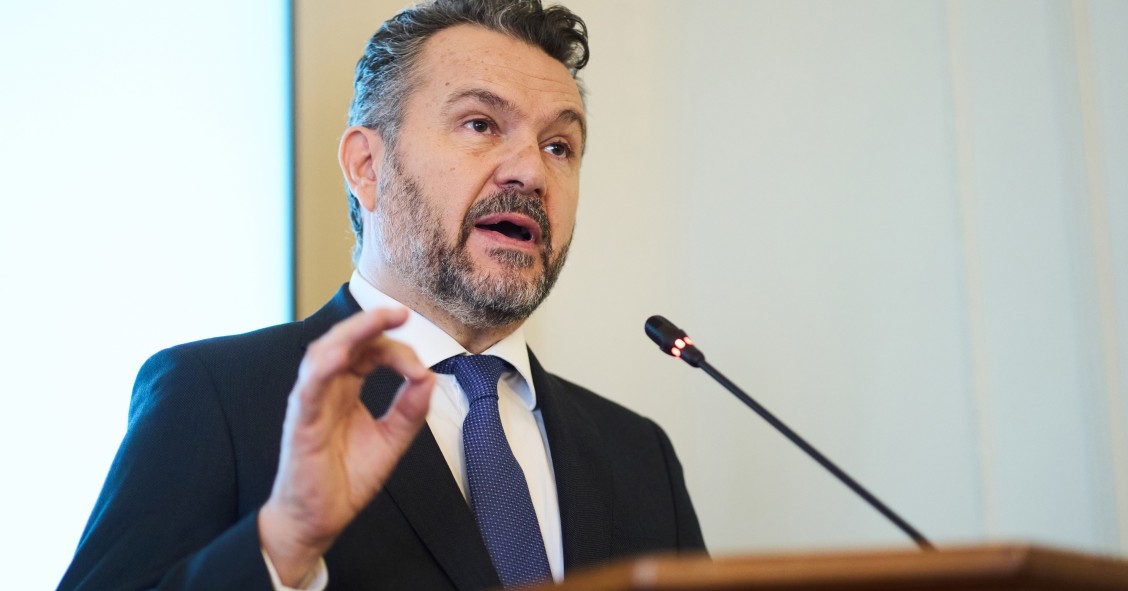 Archivo - El presidente de la CNMV, Rodrigo Buenaventura, interviene durante la quinta jornada de los Cursos de Verano de 2024 de la UIMP, en el hall del Palacio de la Magdalena, a 21 de junio de 2024, en Santander, Cantabria (España).