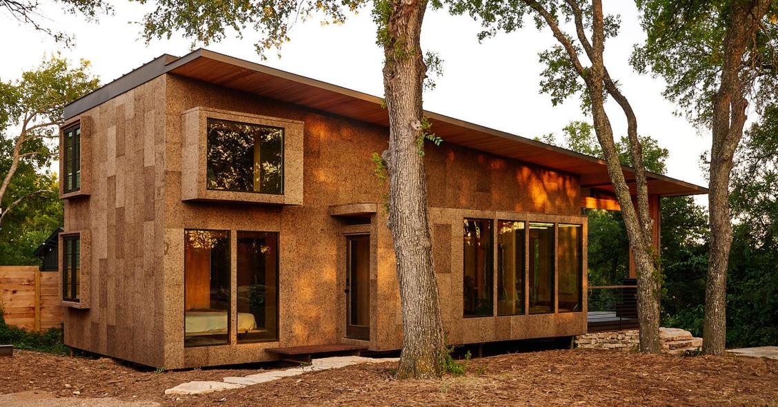 La cabaña Cross Cabin ha sido diseñada por el estudio Moontower Design Build y encarna la filosofía de la construcción sostenible y el diseño biofílico.