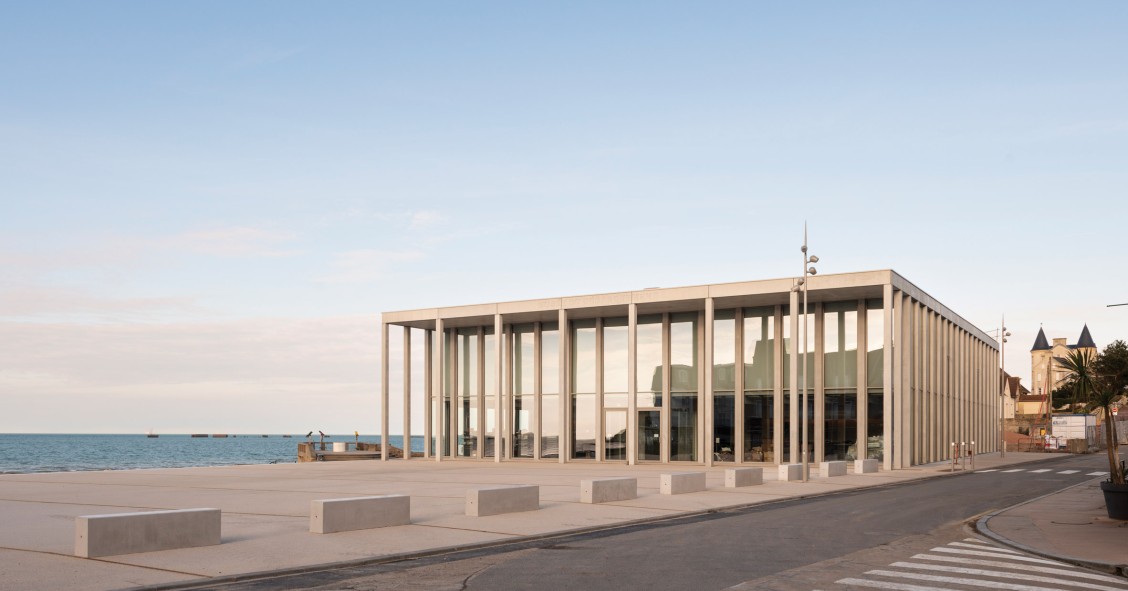El estudio de arquitectura francés Atelier Projectiles ha llevado a cabo un impresionante proyecto arquitectónico al diseñar el nuevo Museo del Día D en Normandía. 