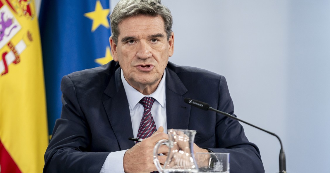 Archivo - El ministro para la Transformación Digital y de la Función Pública, José Luis Escrivá, durante una rueda de prensa posterior a la reunión del Consejo de Ministros, en el Palacio de La Moncloa, a 2 de julio de 2024, en Madrid (España). El Consejo