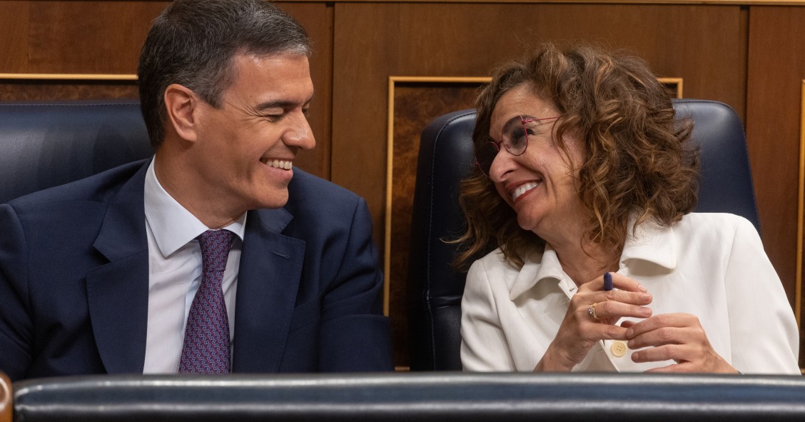 Archivo - El presidente del Gobierno, Pedro Sánchez y la vicepresidenta primera y ministra de Hacienda, María Jesús Montero, durante una sesión plenaria, en el Congreso de los Diputados. 