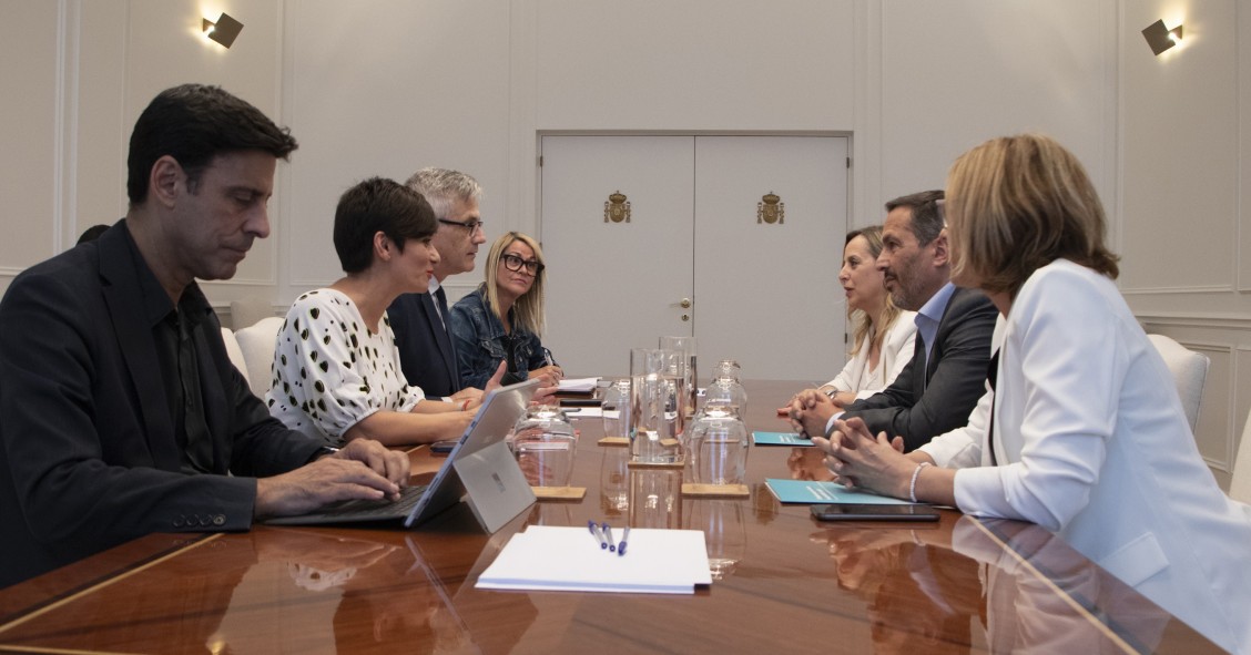 La ministra de Vivienda y Agenda Urbana, Isabel Rodríguez, reunida con el presidente de la FAI, José María Alfaro