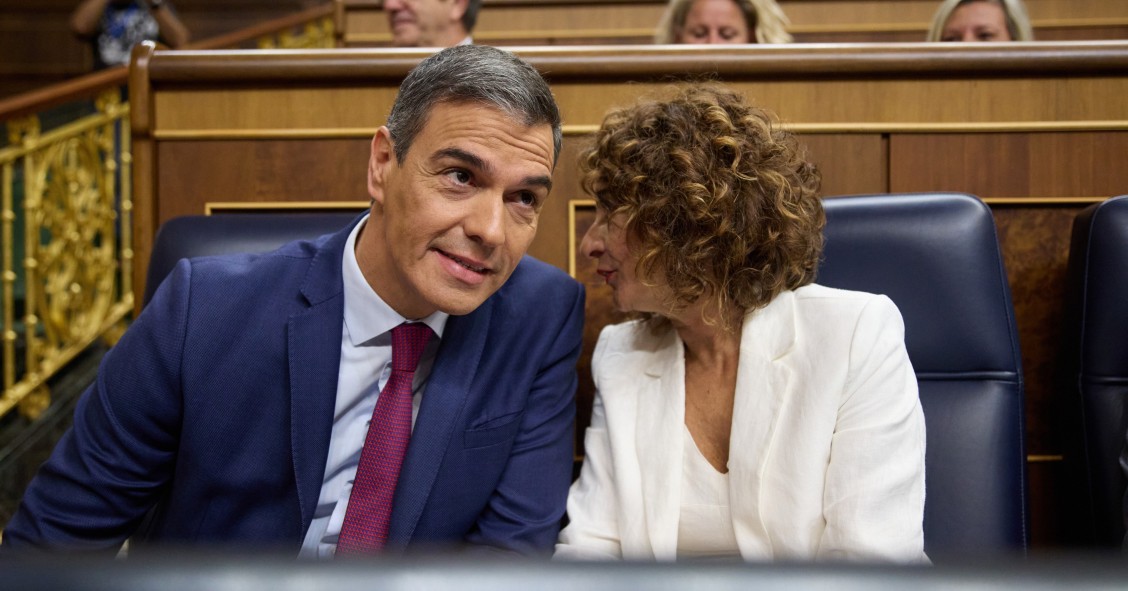 El presidente del Gobierno, Pedro Sánchez y la vicepresidenta primera y ministra de Hacienda, María Jesús Monetero, durante una sesión de control al Gobierno, en el Congreso de los Diputados, a 18 de septiembre de 2024, en Madrid (España). Durante la sesi
