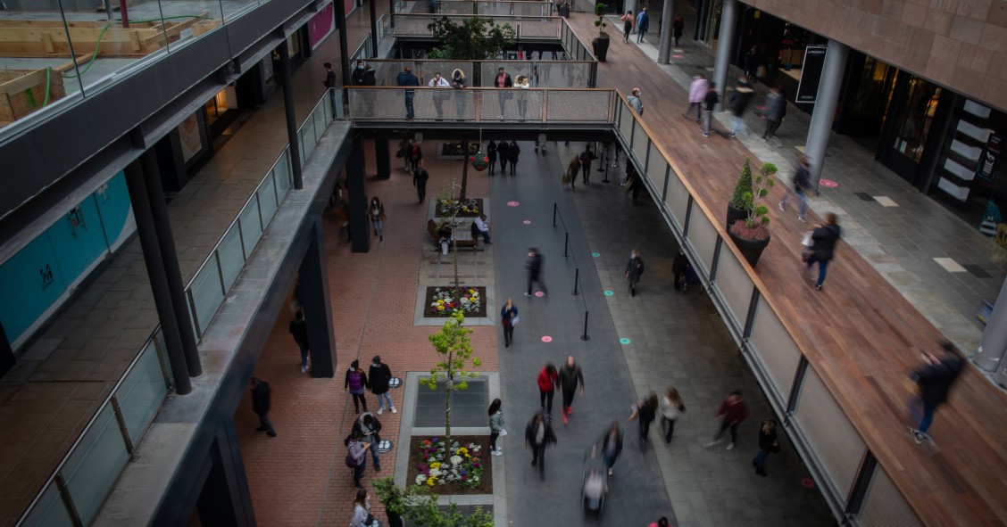 Archivo - Varias personas realizan compras en el centro comercial La Maquinista.
