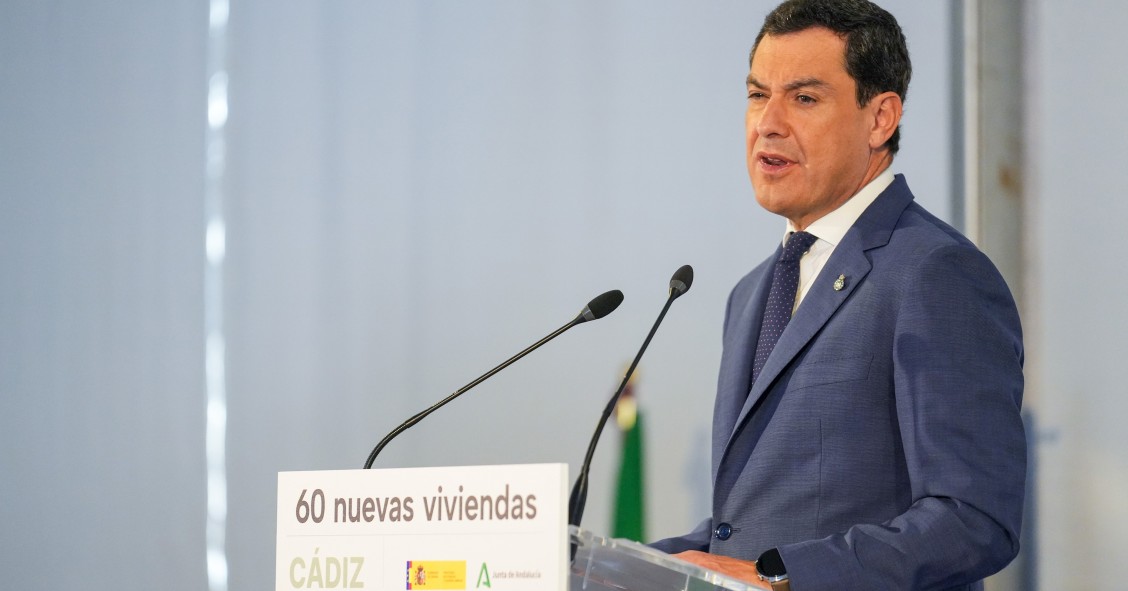 El presidente de la Junta de Andalucía, Juanma Moreno interviene en el evento de la entrega de las nuevas viviendas, a 30 de septiembre de 2024, en Cádiz, Andalucía (España). El presidente de la Junta de Andalucía, Juanma Moreno, ha participado en la ent