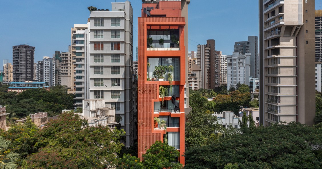 La torre Sarvasva está situada en el denso tejido urbano de Bombay y ha sido diseñada por el estudio local Spasm Design.
