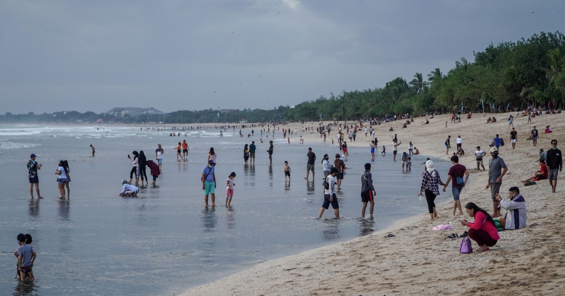 Turistas en las playas de Bali (Indonesia)