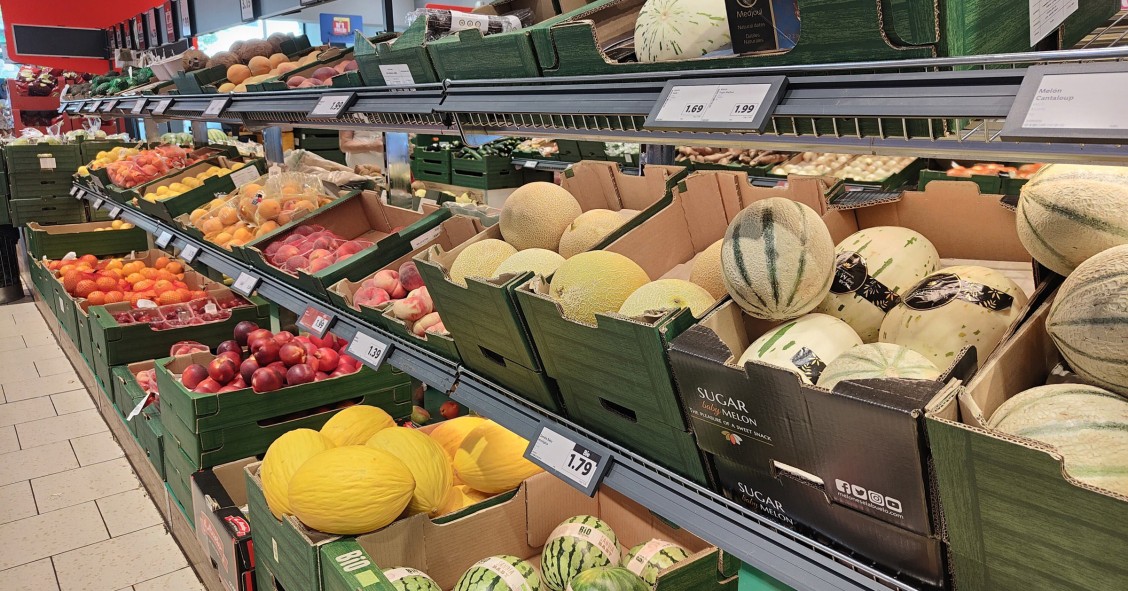 Estante de frutas de un establecimiento de la cadena de supermercados.
