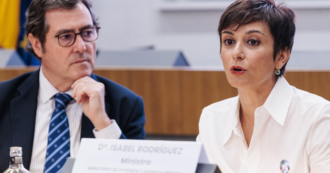 La ministra de Vivienda y Agenda Urbana, Isabel Rodríguez, y el presidente de CEOE, Antonio Garamendi, durante unas jornadas de CEOE sobre los préstamos ICO para la vivienda asequible, en la sede de CEOE, a 2 de octubre de 2024, en Madrid (España). 