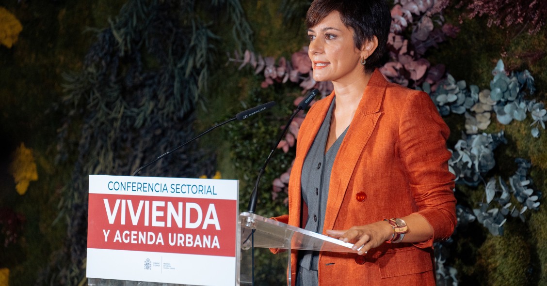 La ministra de Vivienda, Isabel Rodríguez, durante una rueda de prensa, antes de la Conferencia Sectorial de Vivienda con los responsables autonómicos, en la sede del Ministerio, a 3 de octubre de 2024, en Madrid (España). 