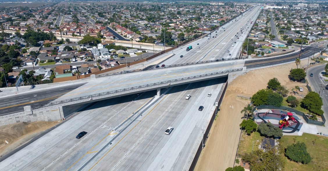 Archivo - Carretera I-405 en California de OHLA